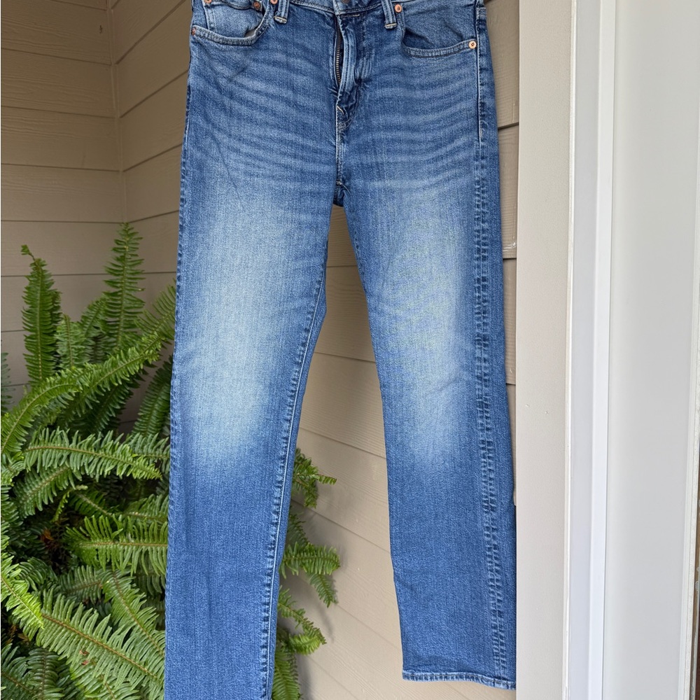 American Eagle Outfitters medium wash relaxed straight jeans - size 28/32